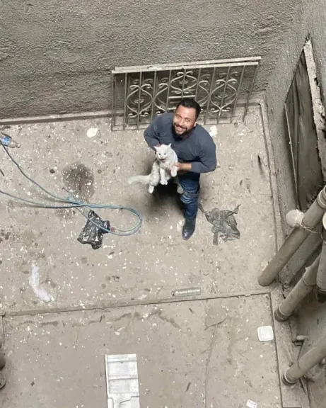 ”قصة إنقاذ تهز القلوب.. المهندس أحمد المقدم يعيد الحياة لقطة حُبست بين... ”قصة إنقاذ تهز القلوب.. المهندس أحمد المقدم يعيد الحياة لقطة حُبست بين الدورين لأكثر من شهر”