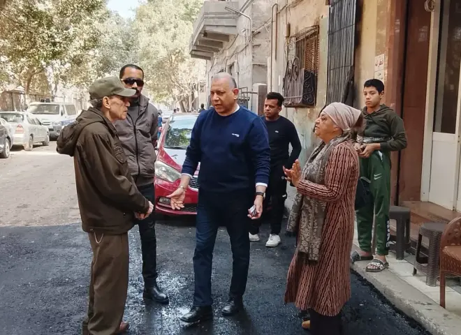 اللواء محمد مزيد رئيس حي الزيتون يتفقد شوارع الحي ميدانيًا ويستمع لمطالب المواطنين