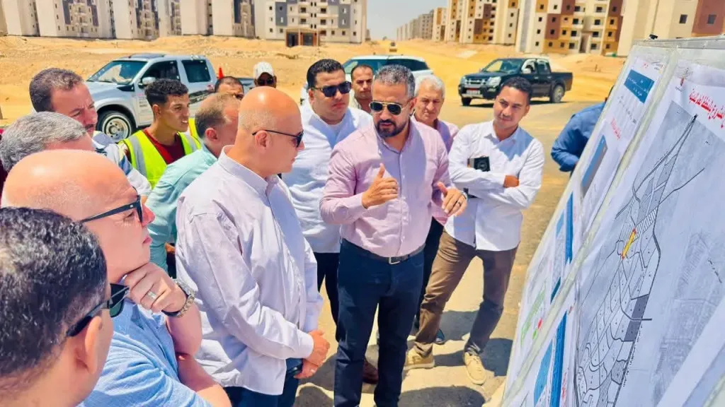 نائب وزيرة الإسكان للمرافق ونائب رئيس الهيئة لقطاع المرافق في زيارة تققدية لمشروعات البنية التحتية بمدينة العبور الجديدة