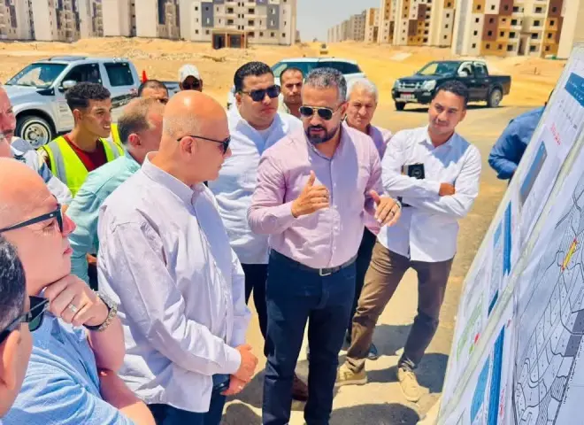 نائب وزيرة الإسكان للمرافق ونائب رئيس الهيئة لقطاع المرافق في زيارة تققدية لمشروعات البنية التحتية بمدينة العبور الجديدة