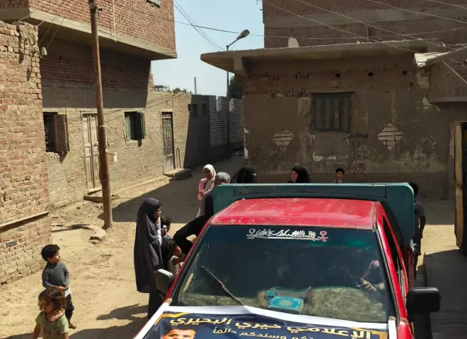 خيري البحيري يرسم البسمة على وجوه أطفال الصف بمبادرة للمستلزمات المدرسية