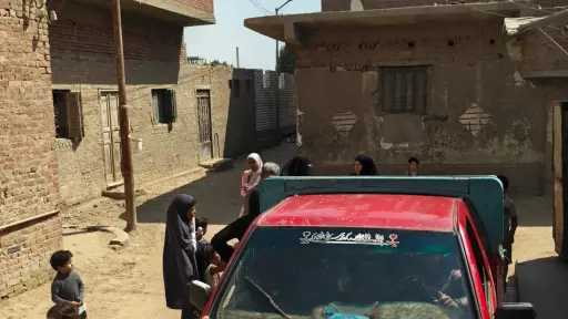 خيري البحيري يرسم البسمة على وجوه أطفال الصف بمبادرة للمستلزمات المدرسية