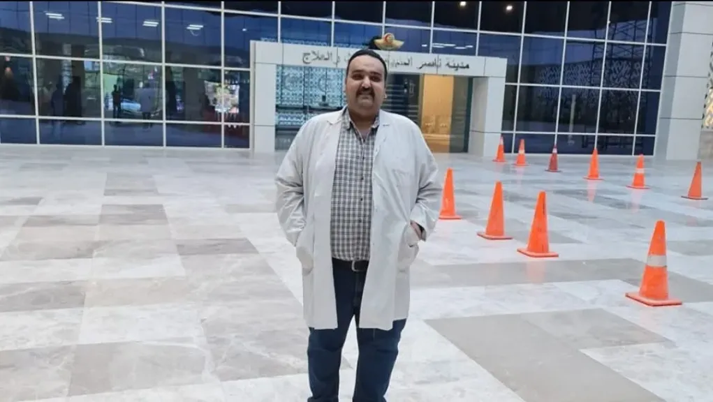 «المريض أولًا».. رسالة شكر وامتنان للدكتور رومانى ثابت من أسرة آل مكي بعد رحلة علاج والدة الكاتب الصحفي مصطفى مكي